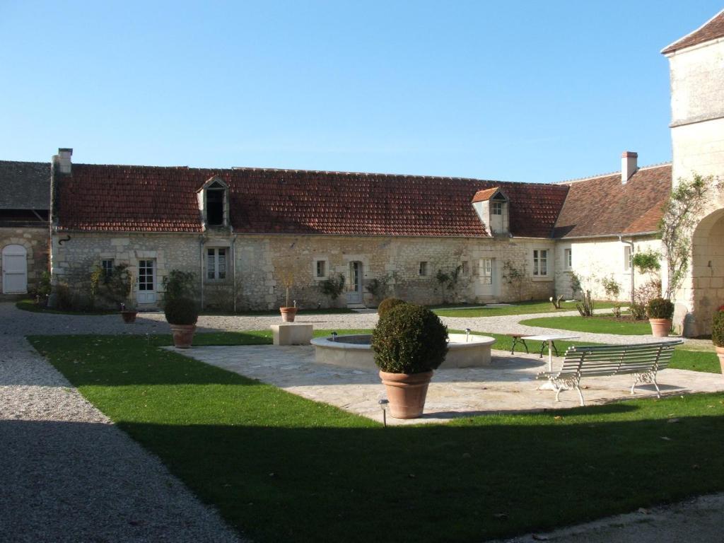 Апарт отель Manoir De La Rousselliere Лош Номер фото